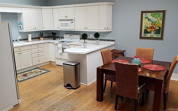 4th image of 409 N Main St