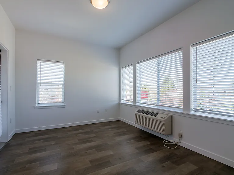 Lombard Apartments — Photo 8