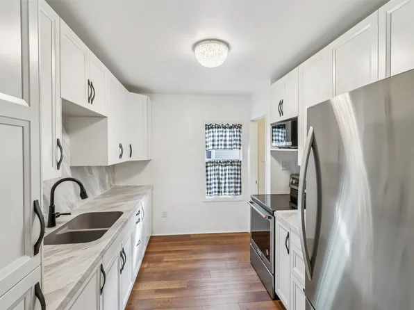 2403 Lyon St, Des Moines, IA 50317