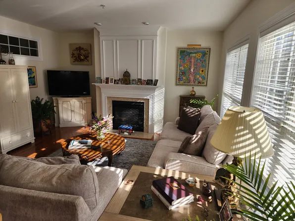 304 Arthur Ct #304, Newtown Square, PA 19073