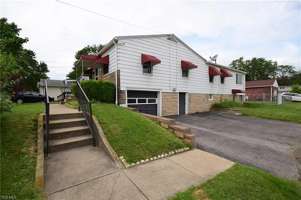 653 E Huston St photo 1