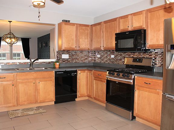 3rd image of 125 Bristol Ln Unit 6