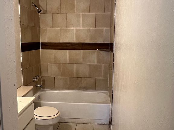 2nd image of 819 Sandalwood Ln