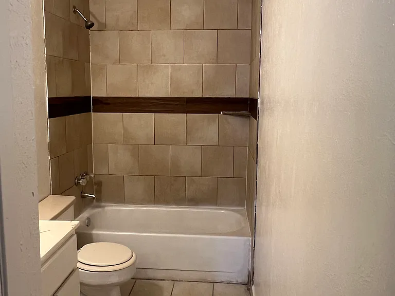 819 Sandalwood Ln — Photo 2