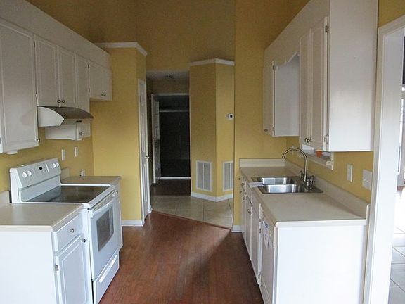 3rd image of 1026 N Lake Dr