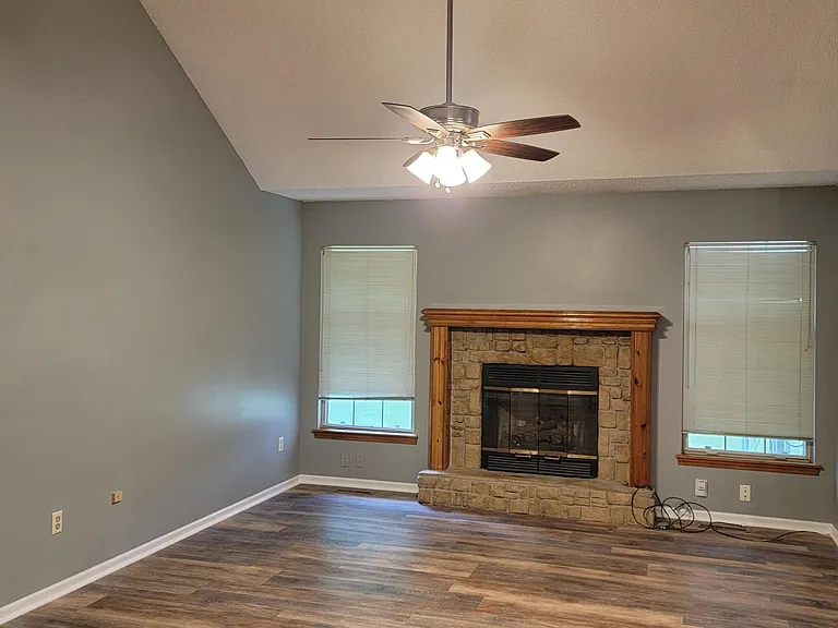 307 SE Greystone Dr — Photo 12