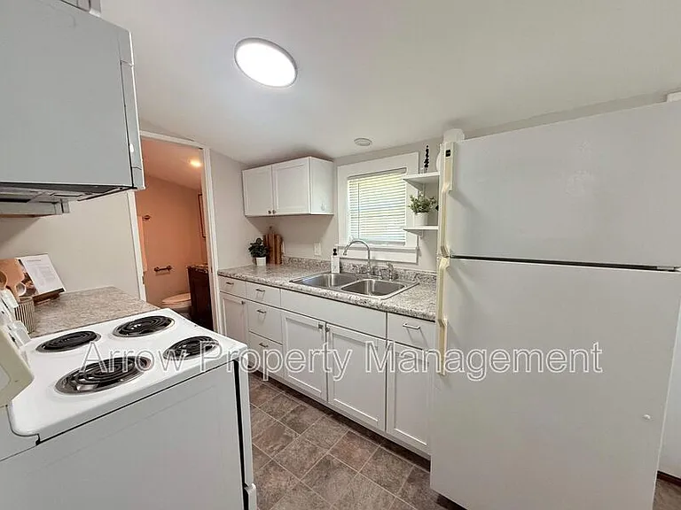 2970 Starr St — Photo 5