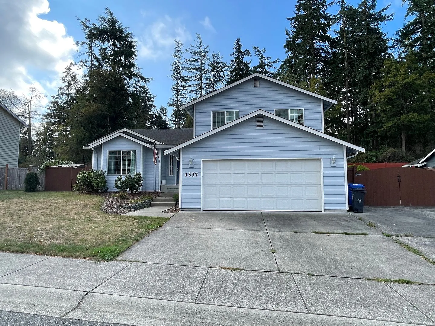 Fantastic 3 bedroom Home in Lovely Neighborhood close to schools and base, Pet Friendly! — Photo 2