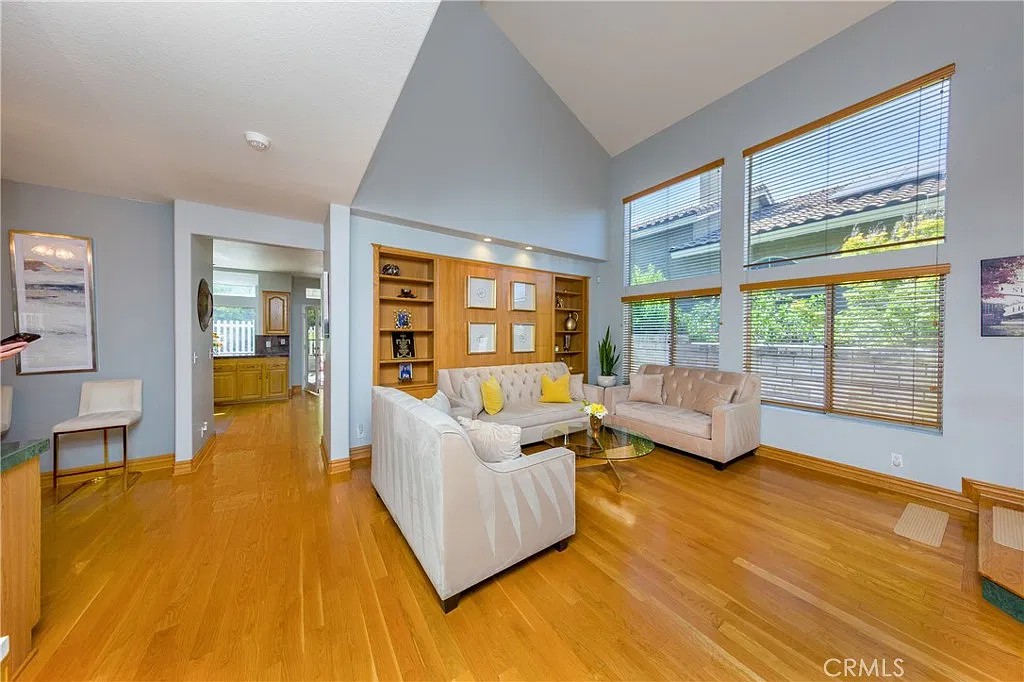 4 bed, 2692 sqft, $4,950 — Photo 2