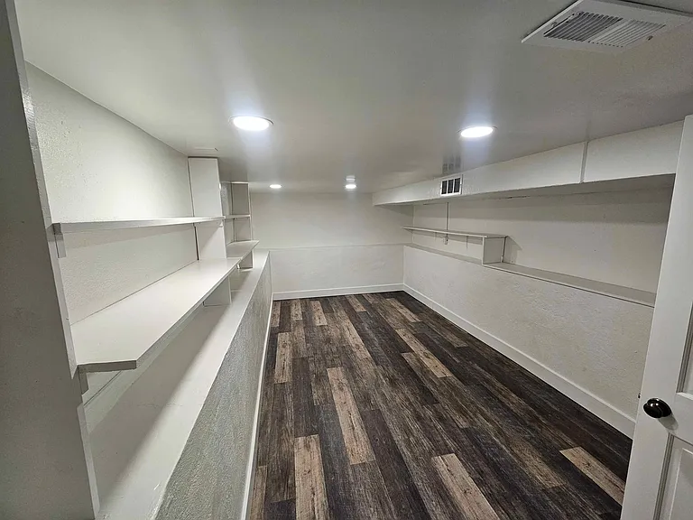 1032 1/2 Lincoln Pl — Photo 9