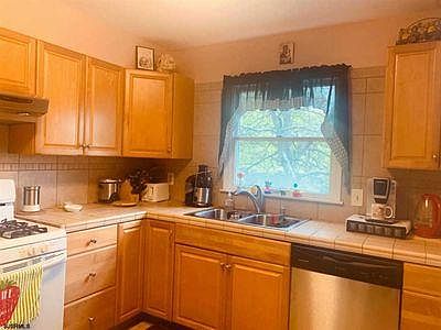 2nd image of 1520 6th Ave #121