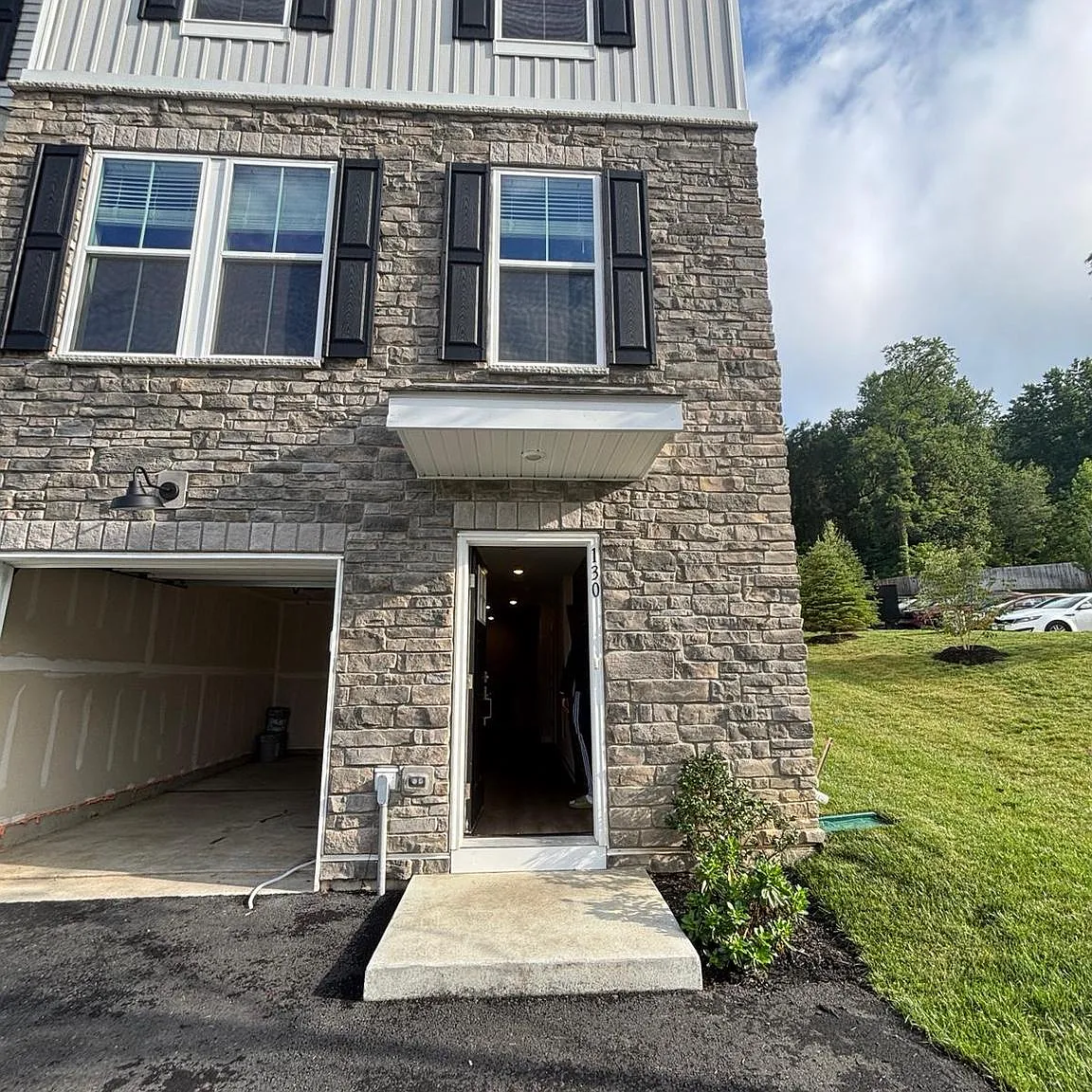 3 bed, 4.0 bath, 2096 sqft, $2,900 — Photo 2
