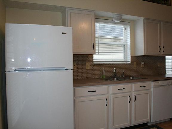3rd image of 2333 Shelby Ln