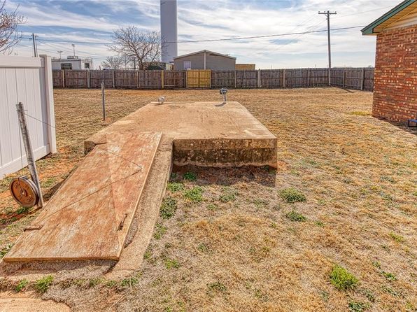 102 E Walk Ave, Canute, OK 73626