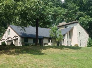 1606 N Oak Ridge Ln, Washington, IN 47501