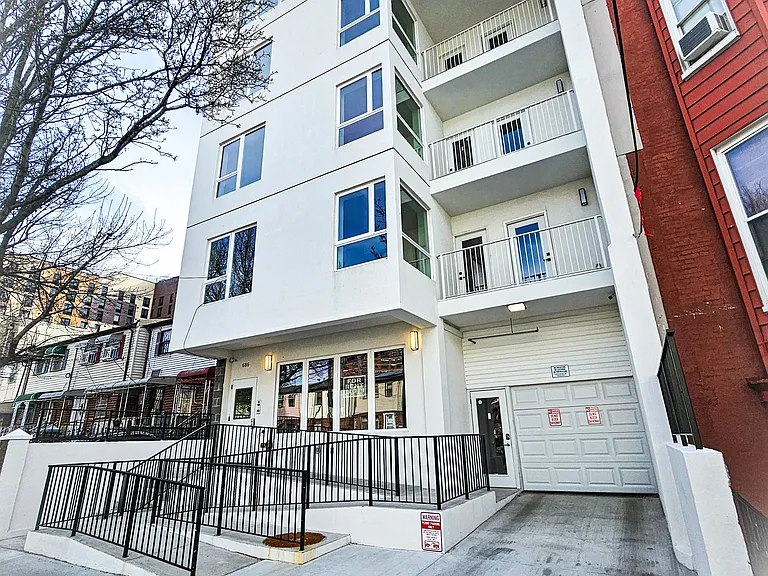 686 Eagle Ave #5A — Photo 1