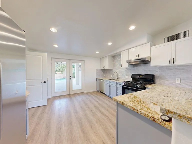 4537 E Devonshire Ave — Photo 8