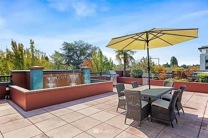 Rooftop terrace with BBQ Grills and lots of seating - 424 N 85th St #305