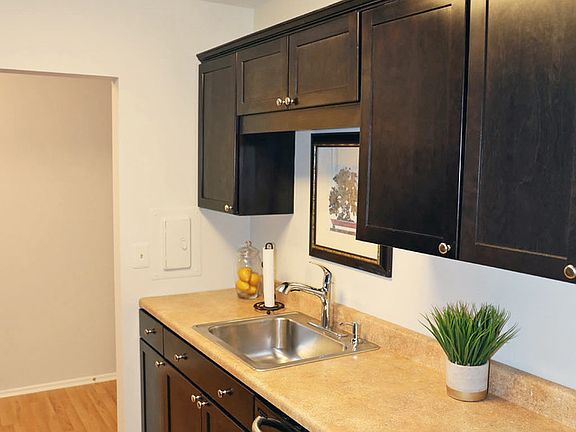 5th image of 840 Wellington Ave Unit 408
