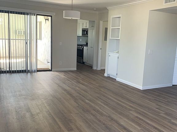 4th image of 15323 Weddington St #303