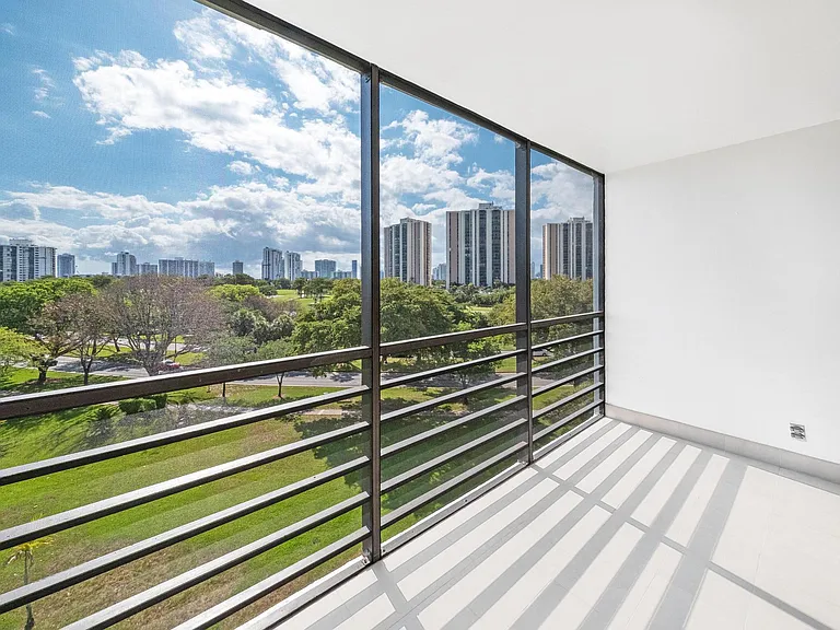 20400 W Country Club Dr #610 — Photo 12