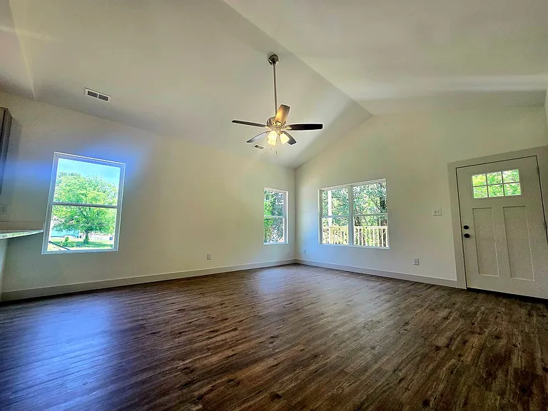 1331 Lee Ln — Photo 8