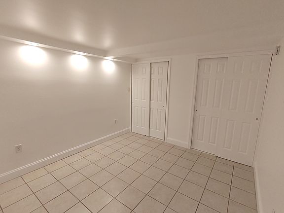 5th image of 900 Throggmorton Ave #1