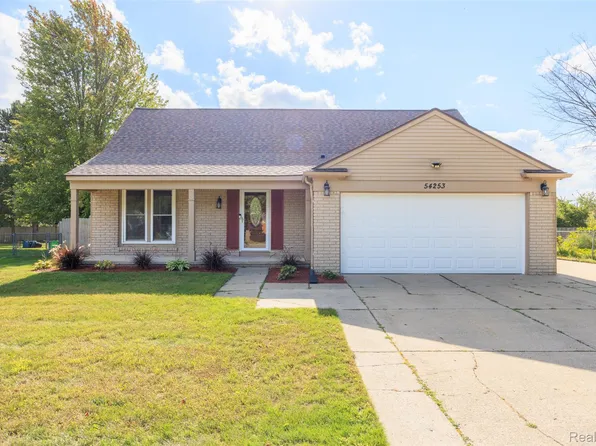 54253 Bradshaw Dr, New Baltimore, MI 48047