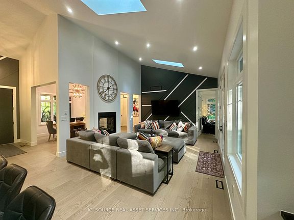 3rd image of 13 Timberrun Ct