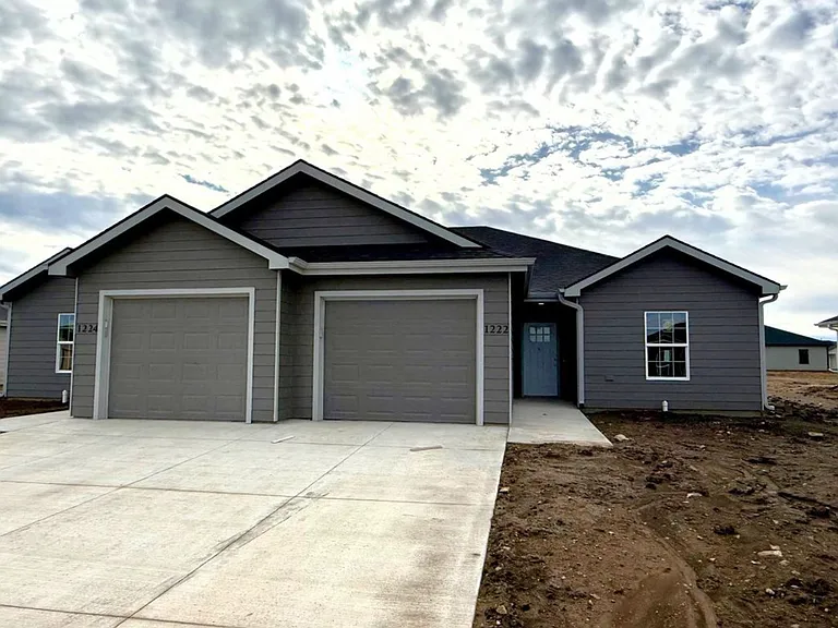 1222 Fountain Dr — Photo 1