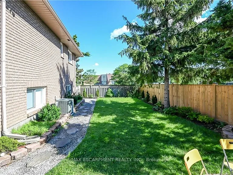 296 Winterberry Dr #LOWER — Photo 34
