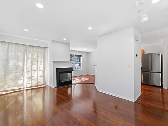 5th image of 402 Dalton Ct