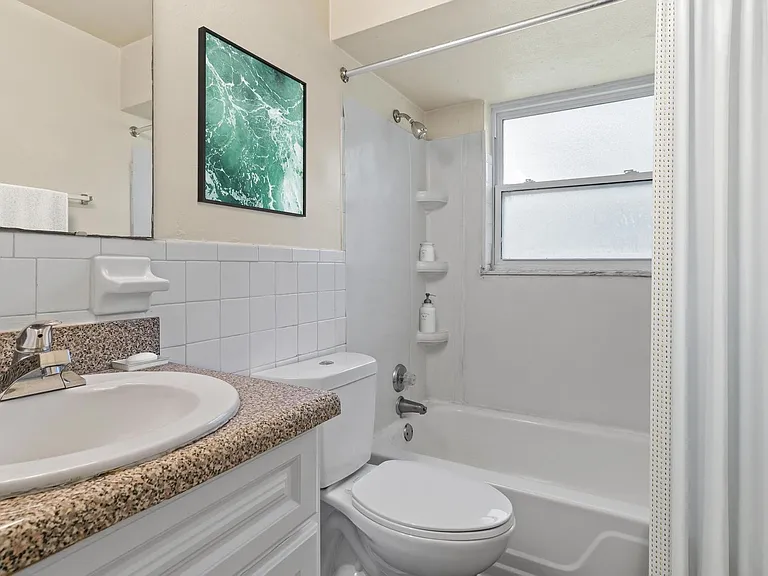 Westport Edge Apartments — Photo 39
