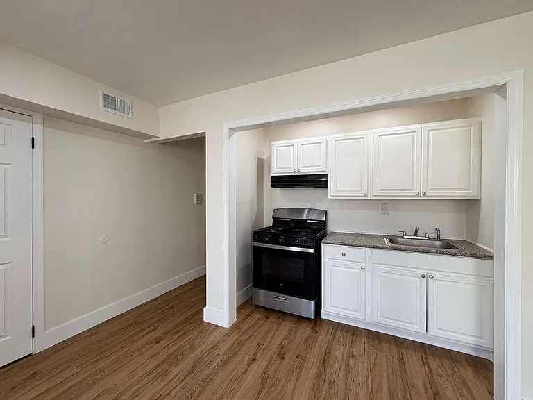 21-25 Willoughby St #B6 — Photo 3
