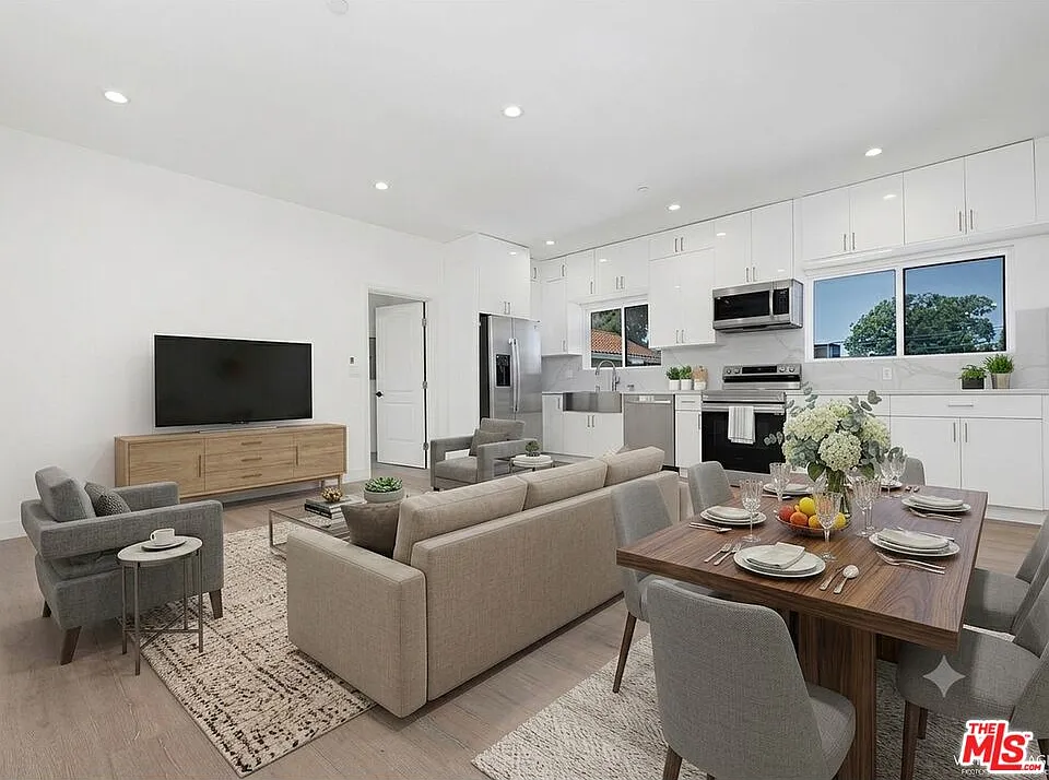 2 bed, 2.0 bath, 825 sqft, $2,795 — Photo 2