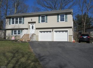 27 Berkley Rd, Hopatcong, NJ 07843