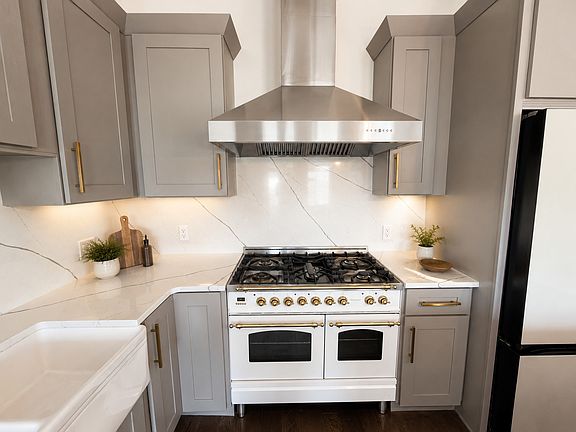 4th image of 4819 Main St #202