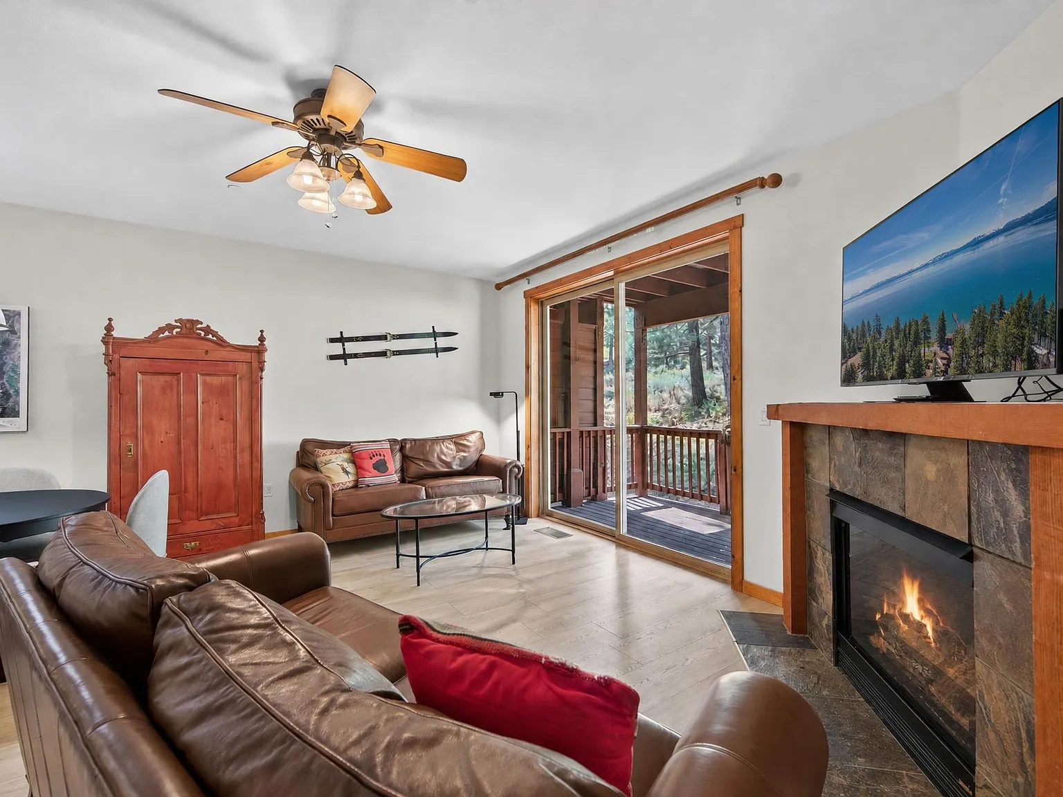 3 bed, 1305 sqft, $5,400 — Photo 3