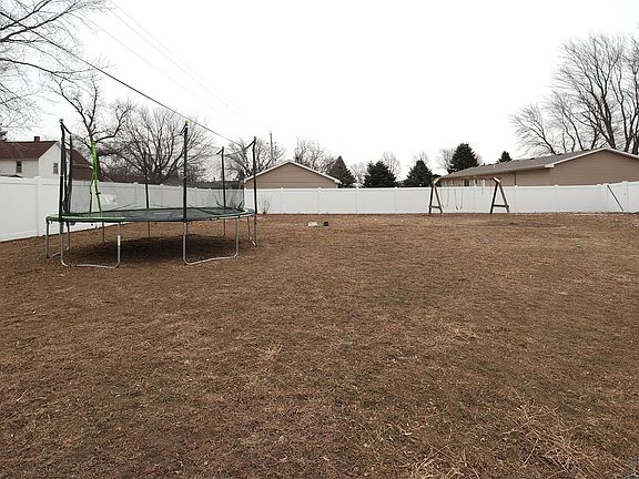 3rd image of 845 Iowa St