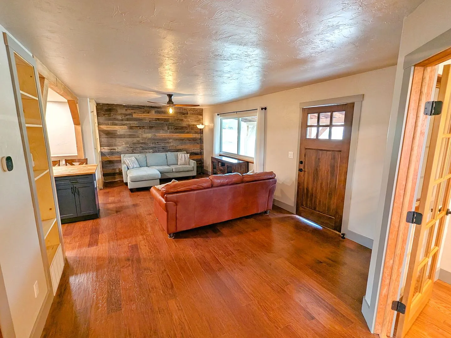 Charming 3 Bd 2 B Corner Lot Single Family Home — Photo 3