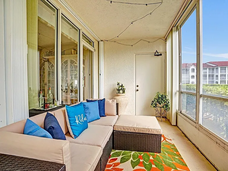 107 Half Moon Cir #H1 — Photo 44