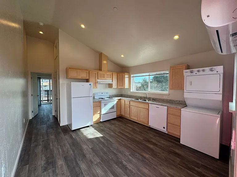 967 W Harris St — Photo 4