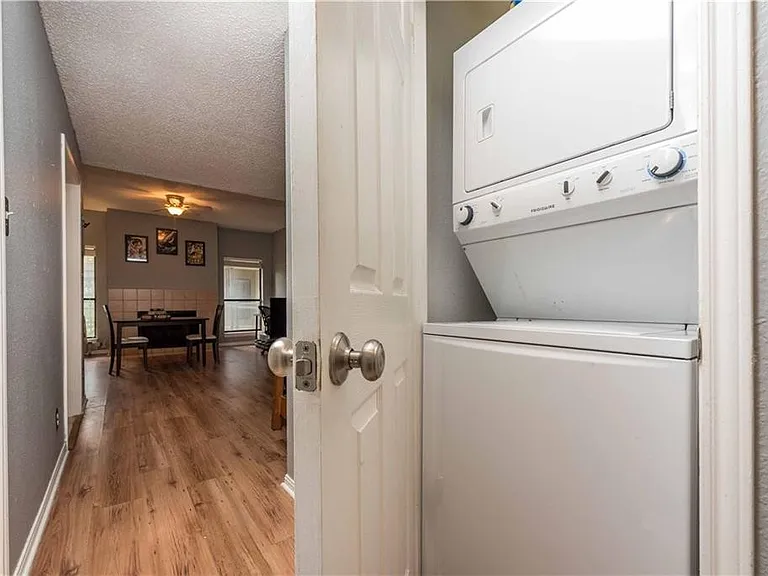 1910 Robbins Pl #210 — Photo 7