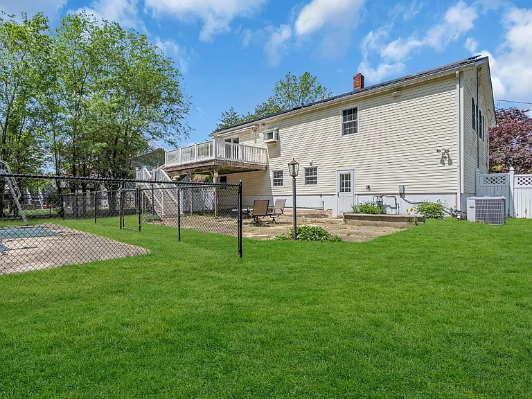 12 Windsor Rd — Photo 3