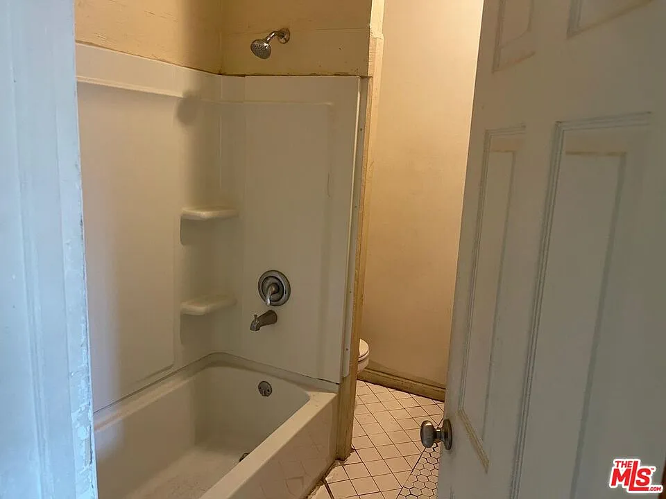 2 bed, 1.0 bath, 6750 sqft, $1,950 — Photo 3