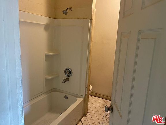 3rd image of 1005 W 46th St #4