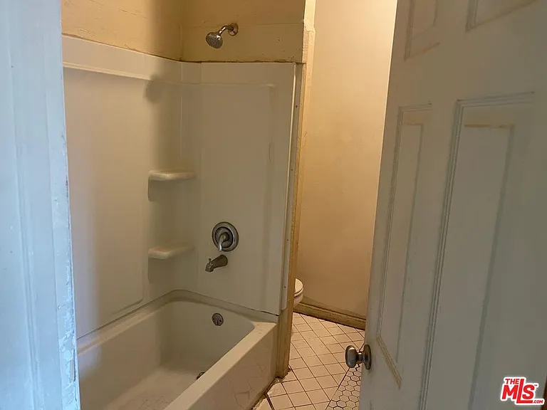 1005 W 46th St #4 — Photo 3