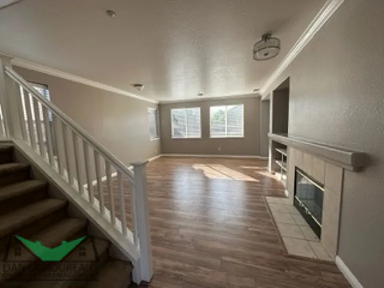 1826 Lowe Dr — Photo 2