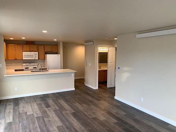 Spacious entry with main bathroom, new Luxury plank flooring