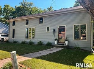 3232 W Westport Rd, Peoria, IL 61615